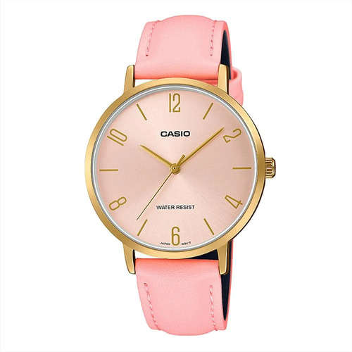 Reloj pulsera Casio Dress LTP-VT01 de cuerpo color dorado, analógico, para mujer, fondo rosa, con correa de cuero color rosa, agujas color dorado, dial dorado, bisel color dorado y hebilla simple