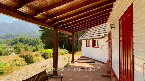 Preciosa Casona Histórica Frente Al Lago Panguipul...