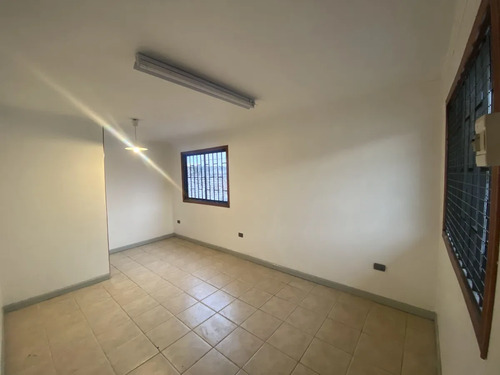 Oficinas En Arriendo, Calle Lautaro.