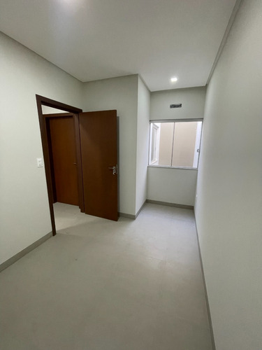 Lindos Sobrados De Alto Nível, Com Garagem Para 2 Carros, 3 Quartos Sendo 1 Deles Suíte, 3 Banheiros E Cozinha Integrada Com Sala.