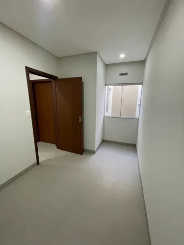 Lindos Sobrados De Alto Nível, Com Garagem Para 2 Carros, 3 Quartos Sendo 1 Deles Suíte, 3 Banheiros E Cozinha Integrada Com Sala.