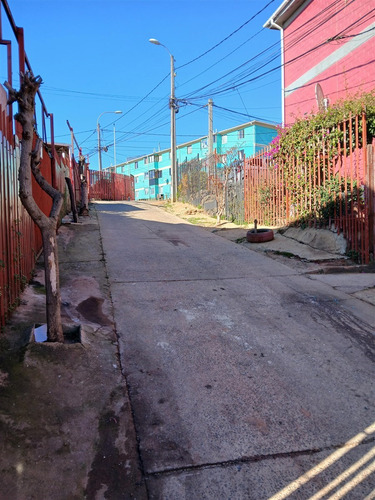 Departamento En Arriendo De 2 Dorm. Roizbatt Cerro Placeres