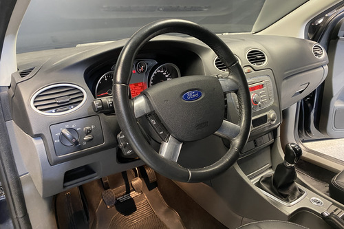 Ford Focus 2.0 Ghia 5p Mt 2010