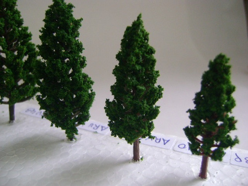 Imagen 4 de 6 de Nico 10 Pinos De 5,8 Cms Alto Plastico Y Esponja H0 (arv 41)
