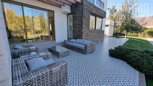 Casa En Venta De 5 Dorm. En Las Brisas
