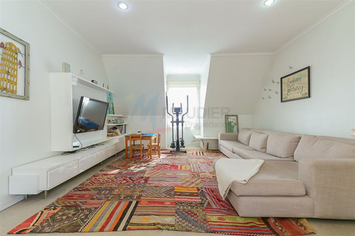 Casa En Venta De 5 Dorm. En Las Condes