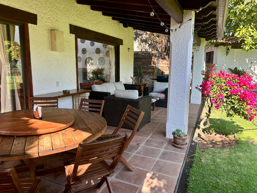 Casa En Condominio Con Alberca, Cancha De Tenis, Jardines. Excelente Ubicación