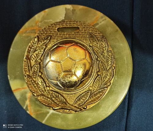 Medallón De Fútbol Sobre Base De Mármol Onix Redondo (Usado)