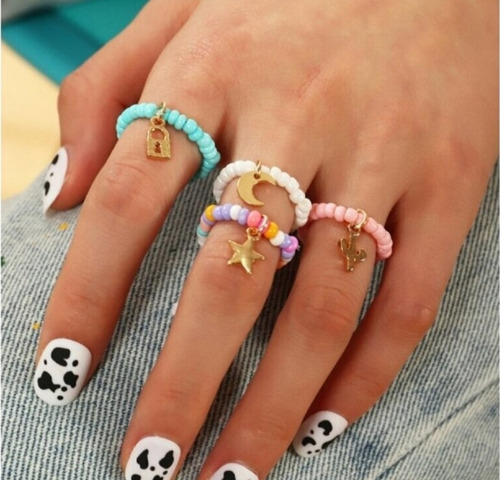 Set Anillos De Chaquiras Multicolor Con Dijes.