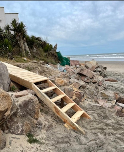 Casita Sobre La Playa En Aguas Dulces, Céntrica, Ideal Familia, Un Dormitorio Y Sillón Cama . 3 Personas