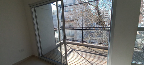 Imagen 2 de 25 de Muy Luminoso. 4º Al Frente. Muy Buen Estado. Balcon Con Deck. Hall. Living Comedor 5,5x3,1. Cocina Aparte Al Frente Con Lavadero Incorporado. Amplio Dormitorio Con 2 Placards