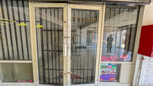 Local De 34 M² En Stripcenter Con Alto Flujo De Clientes
