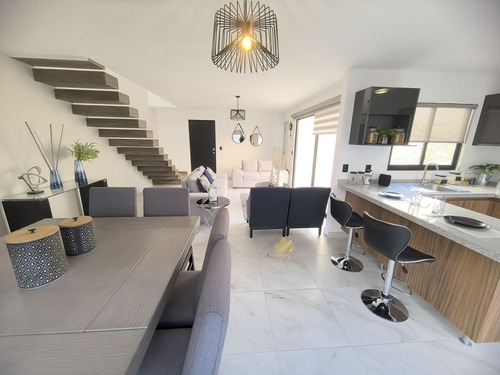 Casa Nueva En Zaru, Querétaro Moderno Con 3 Recámaras, Tv Y Jardín Central