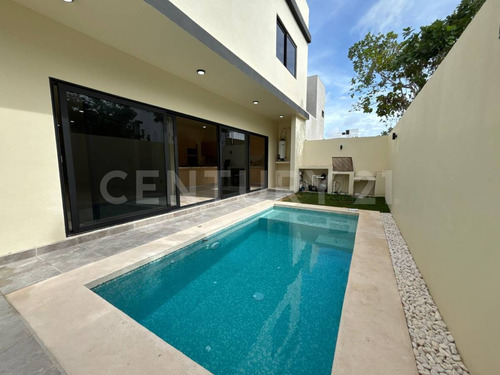 Residencia De Lujo En Vía Cumbres Con Amplios Espacios Y Exclusividad