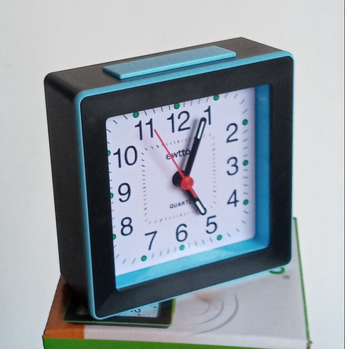 Reloj De Mesa Segundero Continuo Con Luz Y Alarma