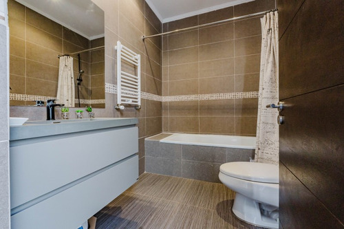 Casa Con Doble Altura Impecable, En Condominio Las Garzas