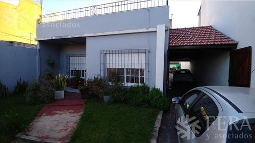Imagen 3 de 14 de Venta Casa 3 Ambientes Con Jardín, Cochera Y Fondo Con Piscina En Villa Dominico (29449)