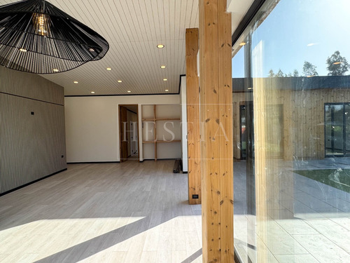 Casa Nueva De Excelentes Terminaciones En Seguro Condominio