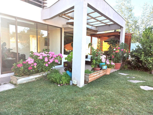 Casa Mediterránea En Condominio ,con Amplio Patio Privado