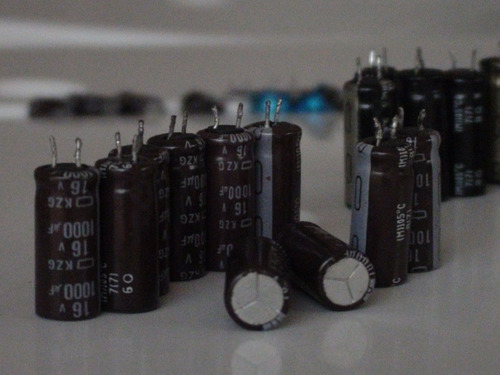 Lote C/ 100 Capacitores Eletrolíticos 1000uf 680 470 220 100 (Usado)