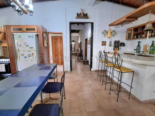 Julio Latouche 24-20805 Hermosa Casa En Alquiler Colinas De Guataparo Valencia, Amplias Áreas Verdes, Tanque De Agua 10.000 Lts.