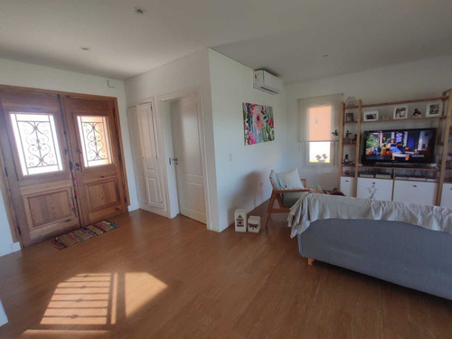 Casa En Venta Con Salida A La Laguna, Estilo Neoclásico. En El Cantón.
