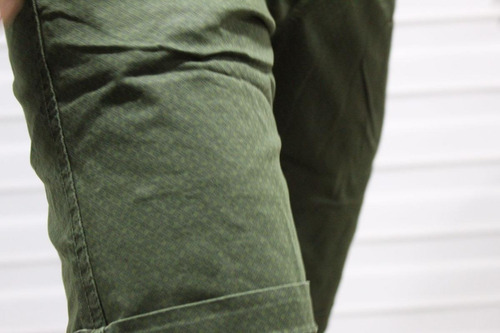 Imagen 4 de 5 de Bermuda Elasticada Con Diseño Verde Oscuro