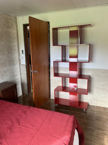 Imagen 6 de 15 de Casa De Dos Dormitorios Con Jardín, Barbacoa Y Techo Para Vehículo