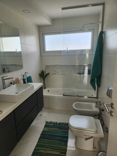Casa En Venta - 4 Dormitorios 3 Baños - Cochera - 1000mts2 - San Vicente