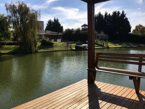 Casa Con Muelle Al Agua