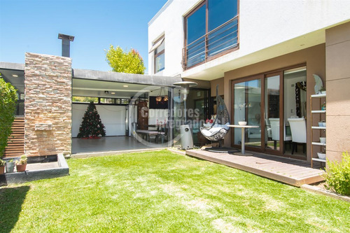 Impecable Casa En Venta, Concón Y Con Un Maravilloso Quincho