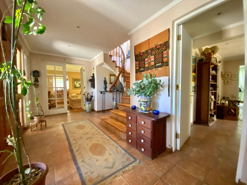 Amplia Casa Con Jardín Formado En Condominio Consolidado