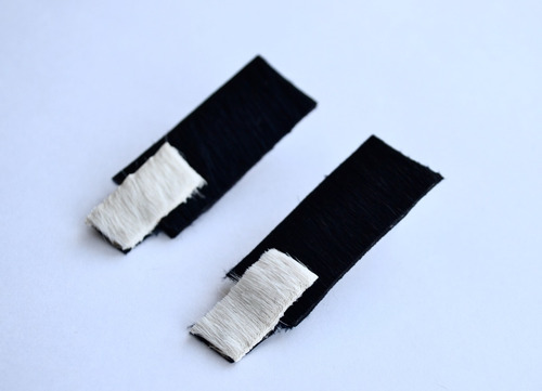 Imagen 2 de 4 de Aros Negro Y Blanco De Cuero Y Acero, Estilo Minimalista