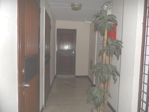 Venta De Amplio Apartamento En Los Ruices / Gc