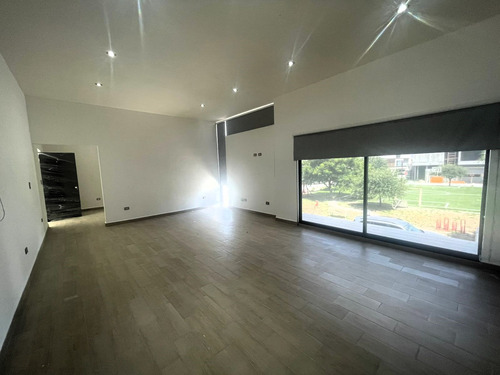 Casa En Venta En La Encomienda, Escobedo, Nuevo León Con Alberca Y Terrazas, 4 Recámaras, 3 Niveles, Alberca, Frente A Parque.