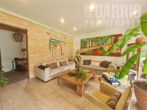 Casa En Venta De 4 Dorm. En Las Brisas De Chicureo