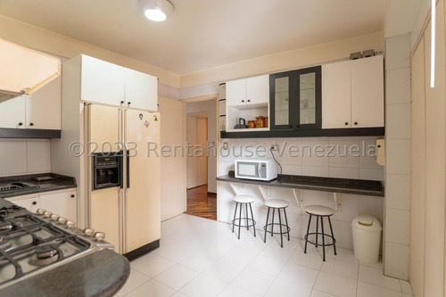 Vendo Hermoso Apartamento Iluminado Cerca De La Plaza De Los Palos Grandes !! Con Vigilancia Privada Y Salón De Fiesta.!!!