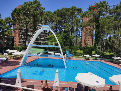 Encantador Apartamento En Arcobaleno, 2 Dormitorios Con Acciones De Piscina, Cochera Y Baulera. Consultenos!