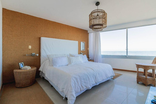 Departamento A La Venta En Punta Del Este Frente A Playa Brava De 4 Dormitorios, Todos En Suite