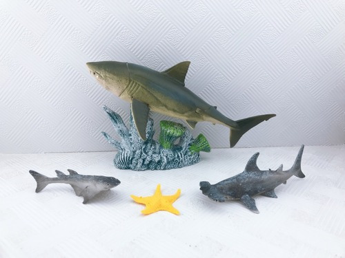 Imagen 2 de 3 de Animales Del Oceano Set Tiburones En Caja Wabro 99575