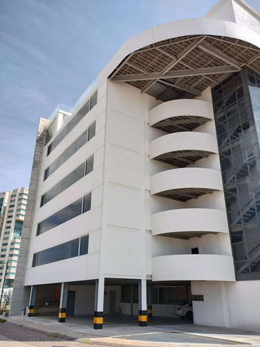 Renta De Oficinas En Milenio Iii De 275 M2, Gran Ubicación !!
