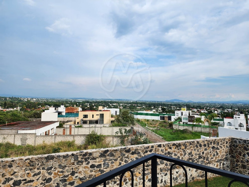 Casa En Venta En Fracc. Real De Oaxtepec Con Amplio Jardín Y Bardas Propias