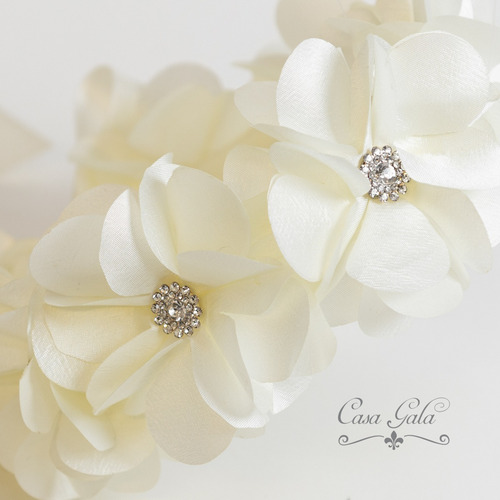 Tocado O Corona De Flores De Tela Color Beige