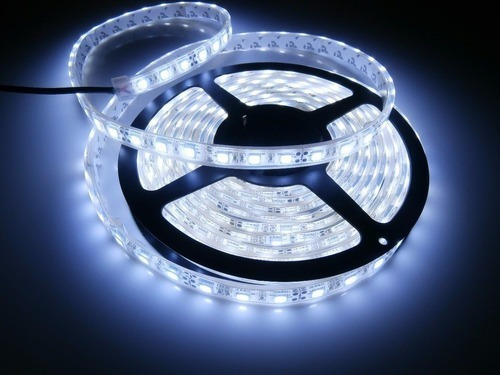 Imagen 2 de 3 de Tira Led 5050 Blanco Frio Fuente Autoadhesiva Rollo 5 Metros