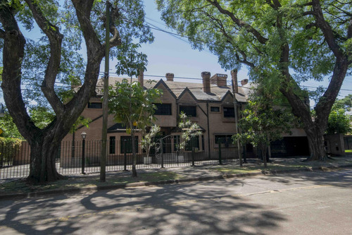 Casa De 9 Ambientes Con Dos Dependencias Y Sala De Juegos En Venta En Acassuso.