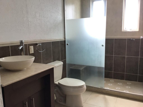 Imagen 10 de 13 de Casa En Renta En Metepec, Fracc. Olivar Del Prado A 2 Min. De Av. Lerma Rápida Salida A Ciudad De México. Cerca De Colegios, Servicios, Parques A 2 Cuadras Del Nuevo Continente