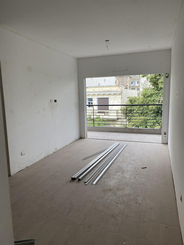 Departamento Venta 2 Ambientes De Pozo Con Balcón Al Frente En Colegiales A 50 M Av. Lacroze.