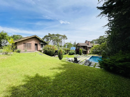 Casa En Venta De 4 Dormitorios En Country, Punta Del Este.