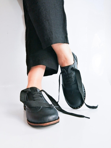 Zapatos Acordonados Color Negro En Cuero Vegano, Mujer.