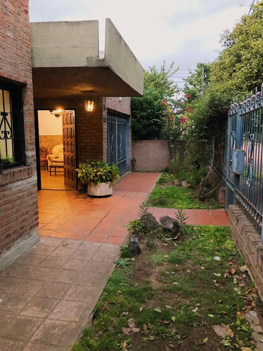 Vendo Casa En Barrio Alejandro Centeno - 4 Dormitorios
